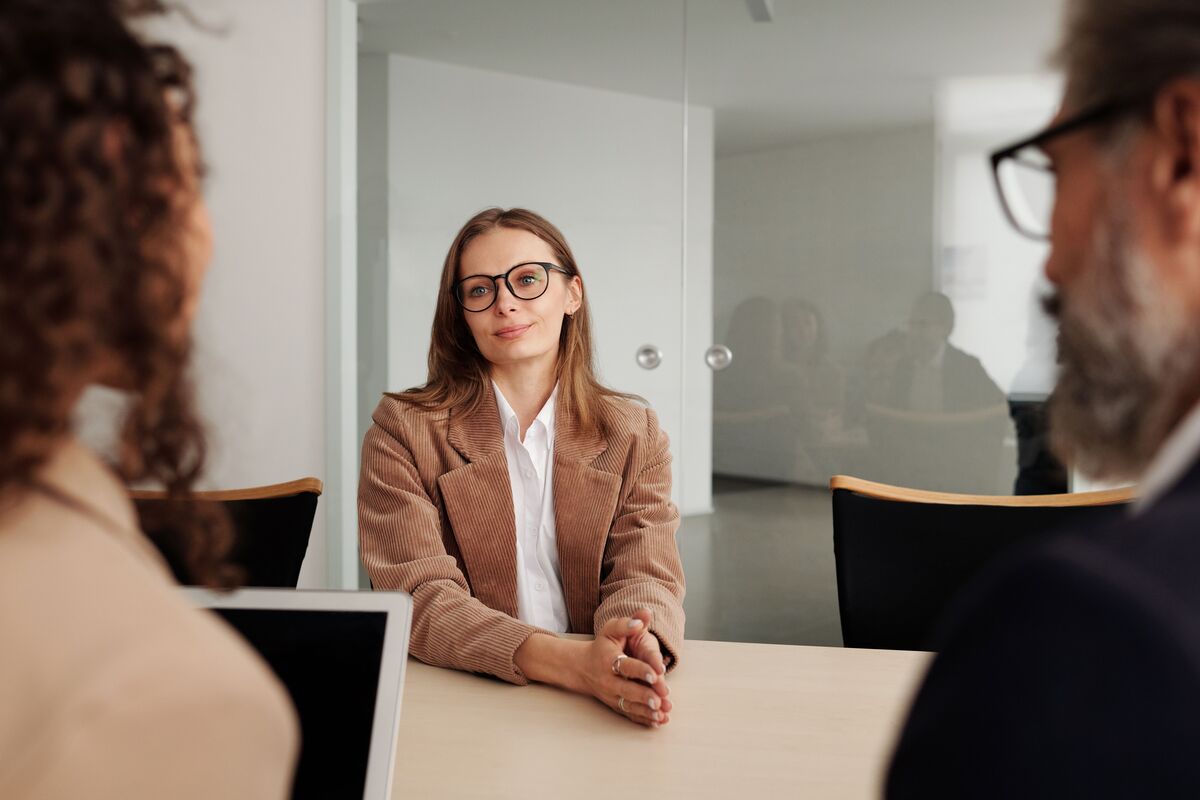 Femme valorisant ses compétences auprès de recruteurs après un bilan de compétences